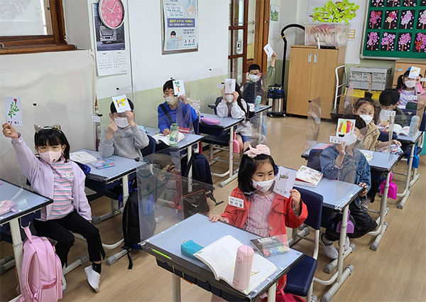 고창초등학교 생태환경 중심의 미술 활동 모습.