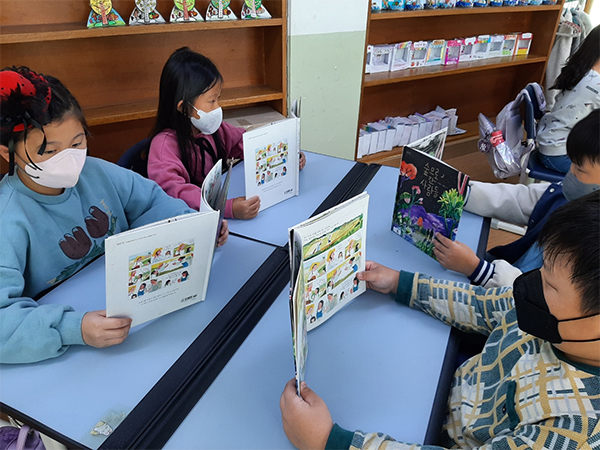 고창초등학교 생태환경 중심의 독서 교육 활동 모습.