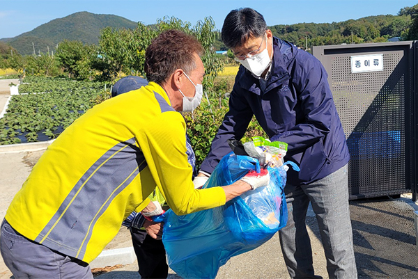 서 면장이 생활 쓰레기 배출지를 찾아 쓰레기 배출 과정을 점검했다.