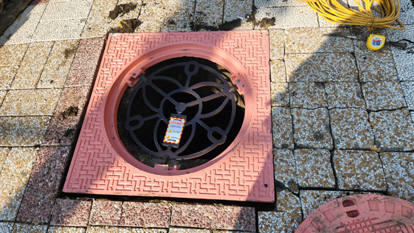 인천시 연수구가 큰비가 내릴 때 맨홀에 빠지는 사고를 막으려고 맨홀 추락 방지시설을 시범으로 설치한다.