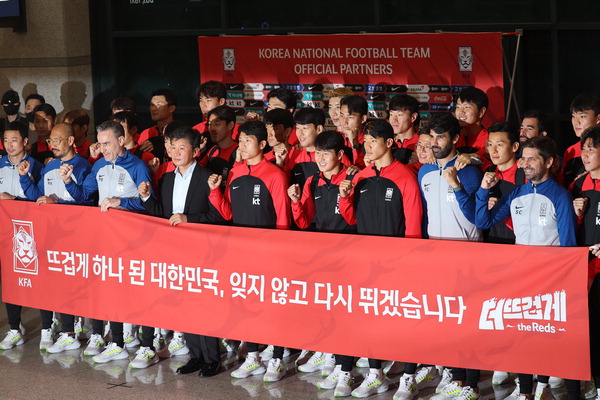 12년 만에 월드컵 16강 진출을 이룬 한국 축구대표팀이 7일 오후 인천국제공항을 통해 귀국해 기념 촬영을 했다.  /연합뉴스