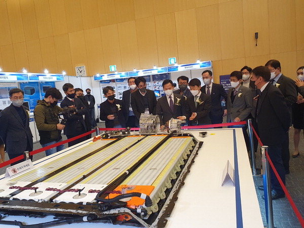 인천시가 15일 송도컨벤시아에서 ‘전기차 해체 부품 전시회와 기술 세미나’를 연 가운데 참석자들이 미래차 해체 부품을 둘러봤다.  <인천시 제공>