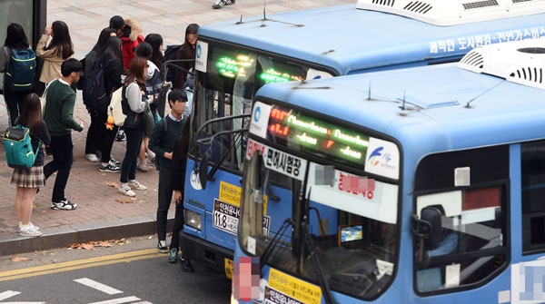 버스를 이용하고 있는 시민들.(위 사진은 해당 기사와 관련 없음) /사진 = 기호일보 DB