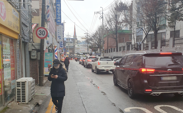 14일 오후 2시께 계양산 전통시장 공영주차장 앞 도로가 주차하려는 차 때문에 혼잡하다.