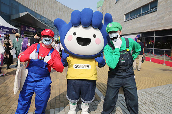 코스프레를 한 참가자들이 부천시 마스코트 부천핸썹과 함께 제25회 부천국제만화축제가 열린 한국만화박물관 앞에서 사진 촬영을 했다.