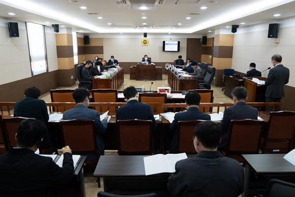 인천시의회 건설교통위원회가 25일 제물포르네상스기획단의 2023년도 주요업무를 보고 받고있다.<사진제공=인천시의회>