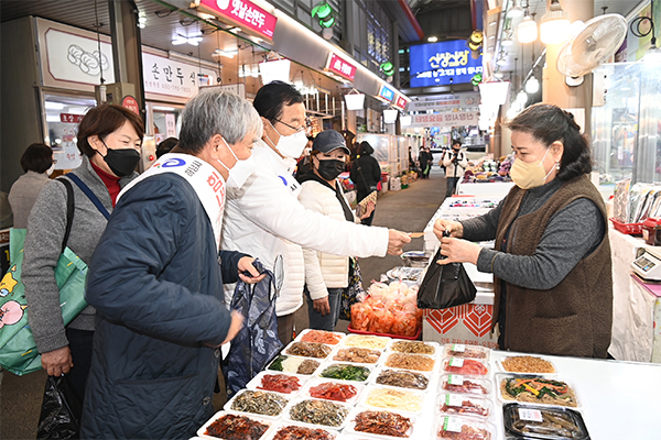 지역화페인 하머니로 전통시장에서 물품을 사는 이현재 시장.