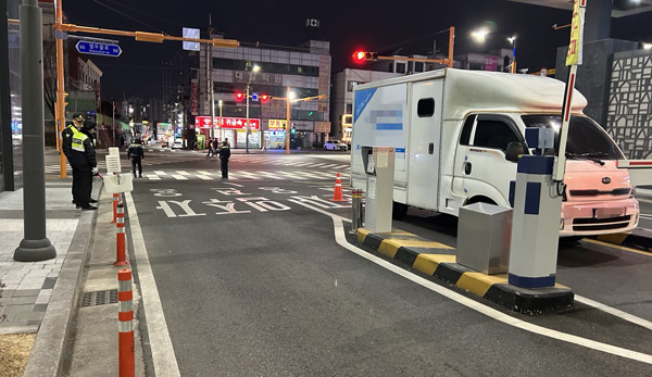 지난 17일 약국 전문 유통회사 차가 인천시 부평구 A아파트 정문 출입구를 막은 채 주차했다. <독자 제공>