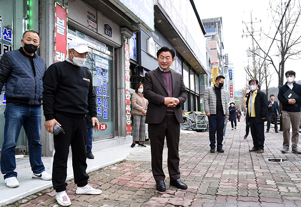 김동근 의정부시장이 거리에서 시민들과 대화하며 소통하는 모습.