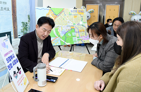 김동근 의정부시장이 현장 시장실에서 시민들과 대화를 나누는 모습.