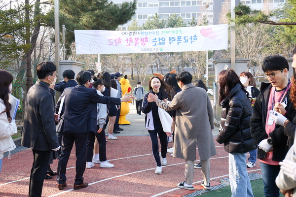 안산 초지고등학교 학생이 등굣길에서 학교폭력 예방을 위한 ‘다 함께 하이파이브!’ 캠페인에 나선 이들과 손을 맞댔다.