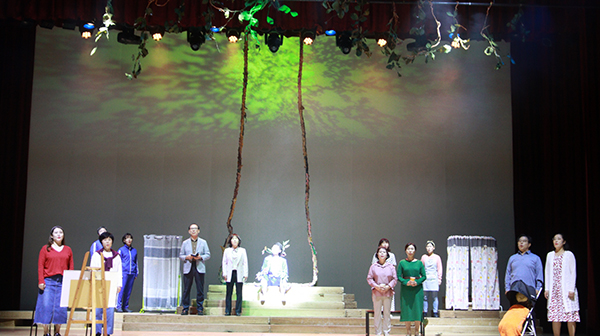 영통동 주민들로 구성된 영통시민뮤지컬이 참여해 만든 영통 느티나무를 소재로 한 창작뮤지컬 ‘나무아이’ 공연.