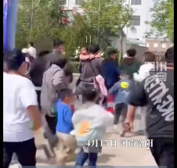 사자 탈출에 놀라 대피하는 중국인들[웨이보 캡처.재판매 및 DB 금지]