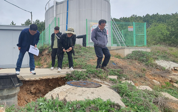 인천지속가능발전위원회 생태분과위원회와 연평면마을상수도협의회가 25일 마을상수도 시설을 둘러봤다.