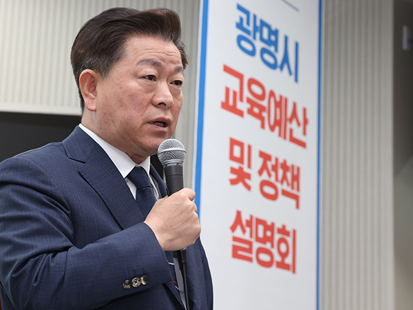 박승원 광명시장이 교육예산 설명회에서 학부모들에게 다양한 교육사업을 소개했다.