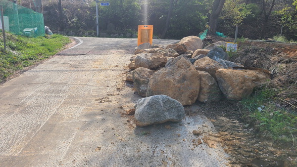 양평군 양평읍 대흥3리 도로에 편입된 사유지로 토지주와 주민 간 갈등이 생겨 토지주가 돌로 길을 막았다.