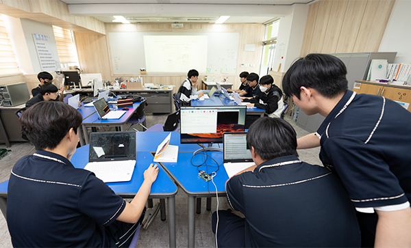 인천전자마이스터고 전자회로과 3학년 학생들이 가전기기 시스템 소프트웨어 개발 프로젝트 수업에 노트북을 활용했다.