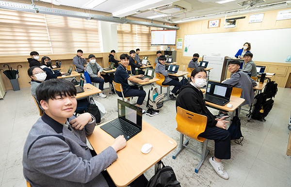 인천전자마이스터고 전자제어과 1학년 학생들은 수업시간에 노트북을 활용해 수업 내용을 기록·저장하고 교사에게 과제물을 실시간 제출한다.