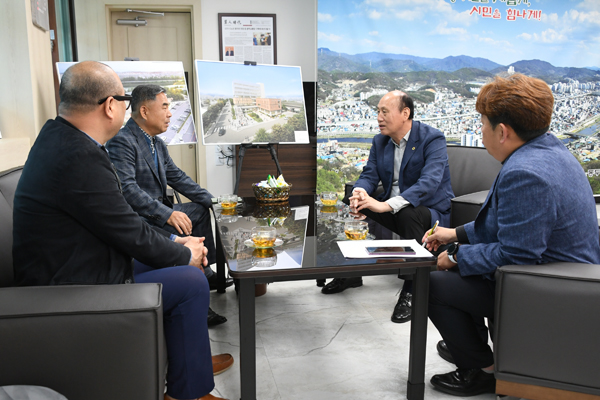 박형덕(오른쪽 두 번째) 동두천시장이 기자들과 만나 지역현안 해결에 대해 이야기를 나눴다.