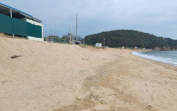 2m가량 모래가 쓸려나가 해수욕장 기능을 잃지 않을까 걱정되는 왕산해수욕장 남쪽 모습.