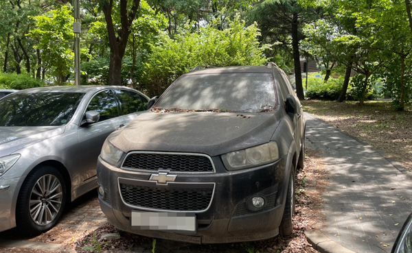 방치한 차가 인천 중앙공원 제9지구 공영주차장 자리를 차지했다.