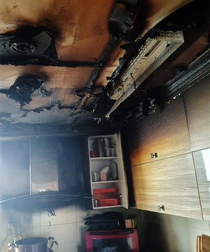 화재로 불에 탄 주방 모습이 처참하다.