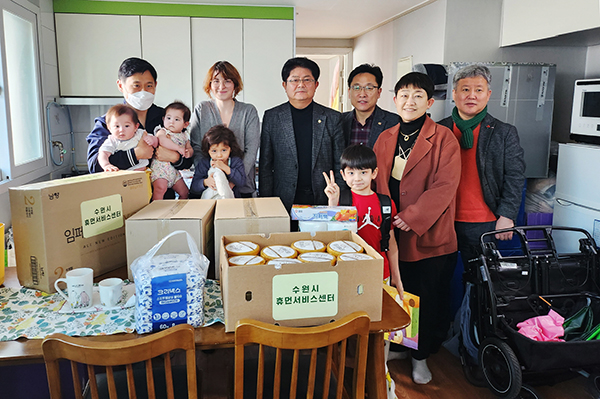 수원시는 휴먼서비스센터를 통해 최민웅 씨 가족에게 생필품을 전달했다.