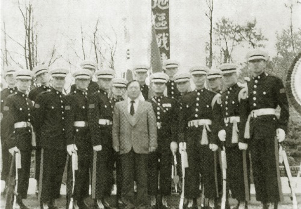 해병대 북한강지구 전첩비 제막식 날(1987.12.10) 찍은 해병대 의장대원 기념사진.
