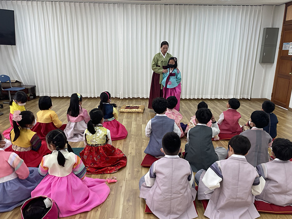 학생들이 한복을 입고 전통 예절을 배웠다.