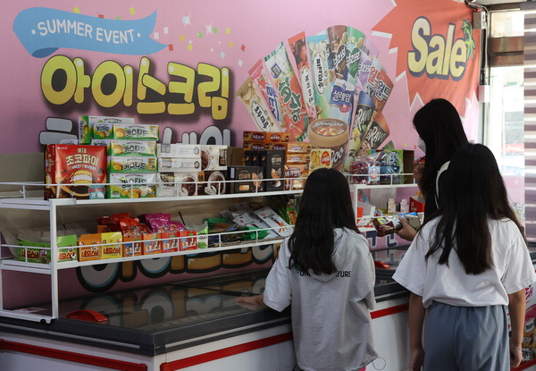 7월 들어 일부 라면과 과자, 빵 가격은 내렸지만, 여름철 대표 식품인 아이스크림의 가격은 좀처럼 내려갈 기미를 보이지 않는다. 3일 통계청 국가통계포털에 따르면 지난 5월 아이스크림의 소비자물가지수는 118.02로 지난해 동월보다 5.9% 상승했다. 사진은 이날 서울 시내 아이스크림 판매점 모습.  /연합뉴스
