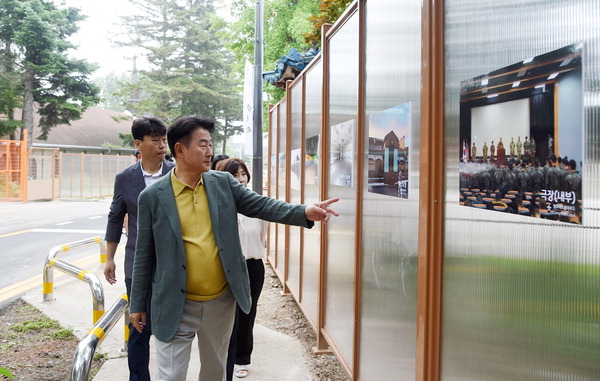 김동근 의정부시장이 ‘캠프 레드클라우드’ 통과 도로 개통에 앞서 현장점검에 나섰다.  <의정부시 제공>
