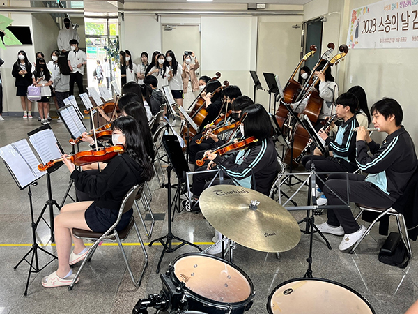 매원중 학생들이 스승의 날을 맞이해 오케스트라 공연을 펼쳤다.
