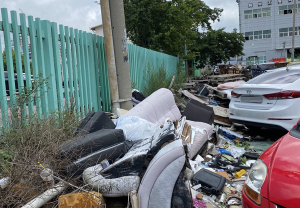 5일 오전 10시께 찾은 인천시 간석자동차매매단지 인근 주변 도로. 인근 자동차공업사에서 방치한 사고 차와 마구 버린 쓰레기로 뒤덮여 슬럼가를 방불케 한다.