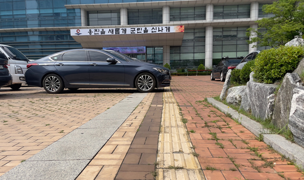 지난 7일 오전 9시께 인천시 미추홀구 옹진군청 광장에 주차한 차가 점자블록을 가로막았다.