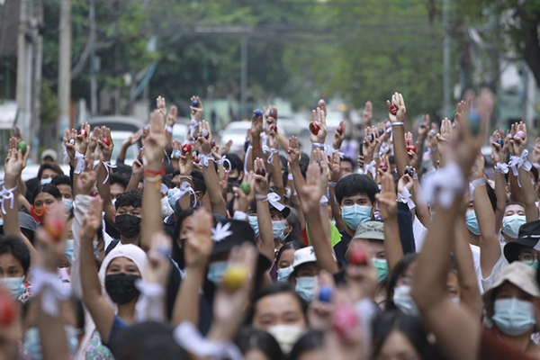 미얀마 민주화 운동 상징 ‘세 손가락 경례’를 하는 시민들. /연합뉴스
