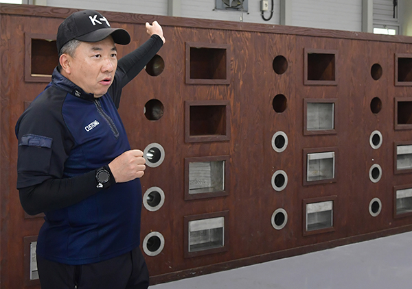지난 7일 인천시 중구 관세인재개발원 탐지견 훈련센터에서 김동규 교관이 기초탐지훈련대를 설명한다.