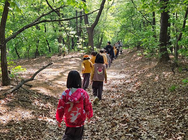 숲길을 걷는 학생들.