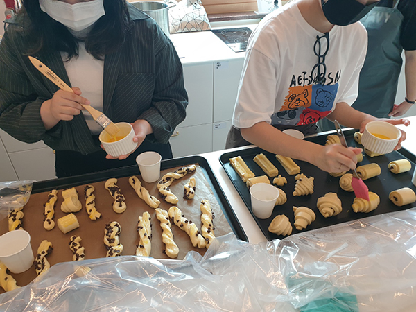 푸드 스페이스 제과제빵 수업에 센터 청소년들이 참여했다.