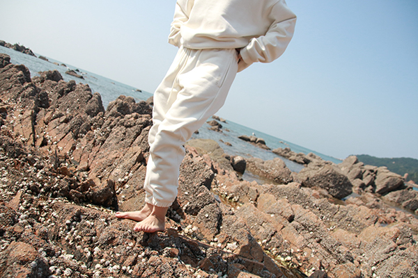 그린웨어 천연염색 기술인 휴나 다잉(HUNA DYEING)으로 물들인 원단으로 만든 옷.