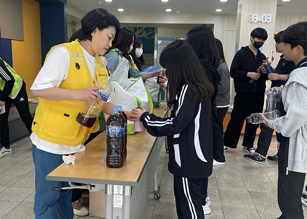남한중 학부모회가 학생들과 비누 만들기 활동을 했다.
