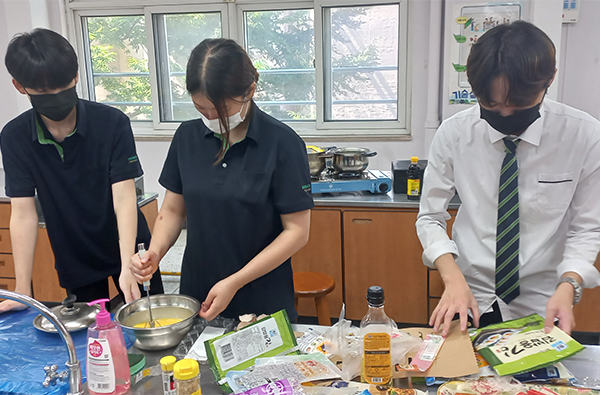 부천 원종고 학생들이 부모님께 드릴 김밥을 만들었다.