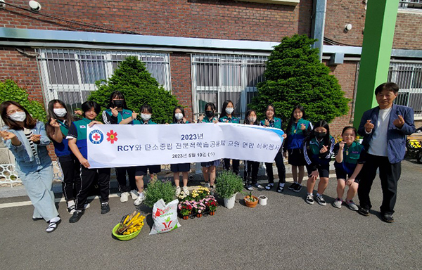 RCY 동아리 식목행사에 참여한 학생들.