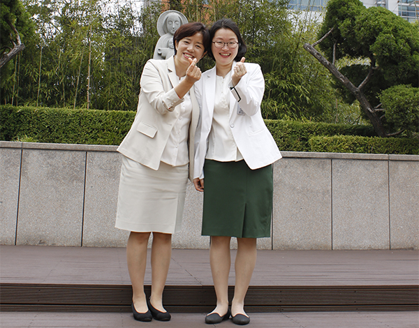 병원 앞에서 동료와 함께 사진을 찍은 김혜정 교수.