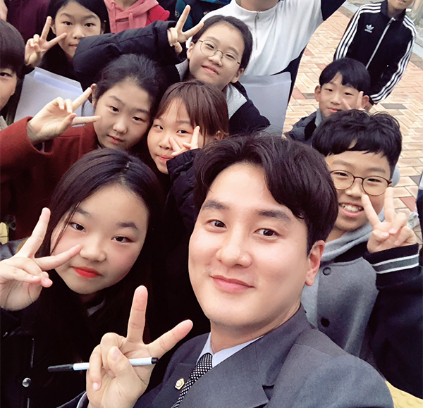 학생 팬들과 함께 사진을 찍은 김일중 도의원.