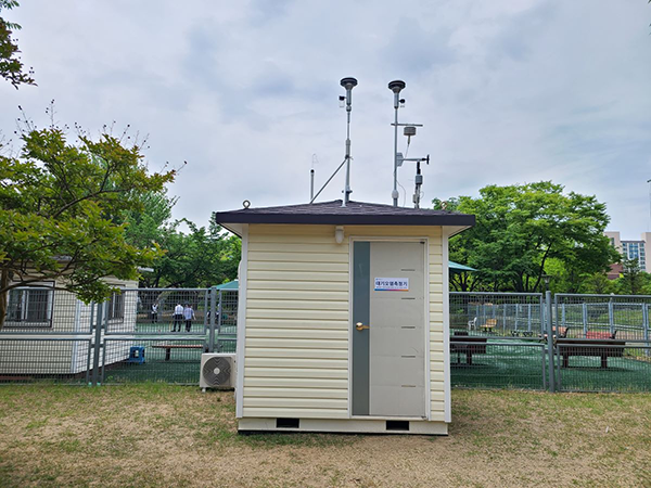 지난해 5월 안양 평촌중앙공원에 설치된  대기오염측정기기.