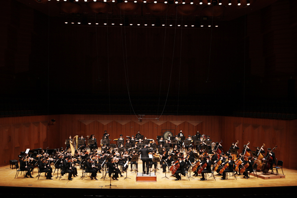 ‘위대한 청춘 70년’ 가곡 음악회에 참가하는 소리얼 필하모닉 오케스트라 공연 모습.  