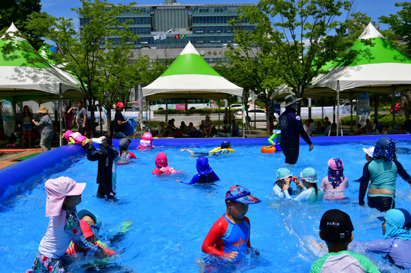 수원시청 맞은편 올림픽공원에 마련한 무료 물놀이장에서 어린이들이 물놀이를 즐겼다.
