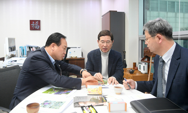 이 시장과 김학용 국회의원이 오산시 현안에 대해 열띤 논의를 했다.