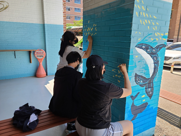 안산 초지고는 학생 주도 프로젝트인 벽화그리기를 진행했다.