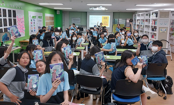 광명 빛가온중학교 학생들이 자신이 읽은 책을 들어보였다.